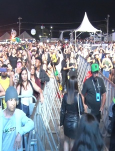 Thiaguinho e Eduardo Costa agitam o público na segunda noite da Festa do Frango e do Suíno