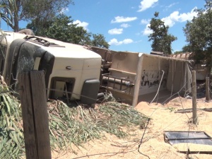 Carreta bi-trem bate em dois carros e tomba na MG-431 entre Pará de Minas e São José da Varginha