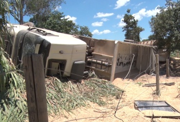 Carreta bi-trem bate em dois carros e tomba na MG-431 entre Pará de Minas e São José da Varginha