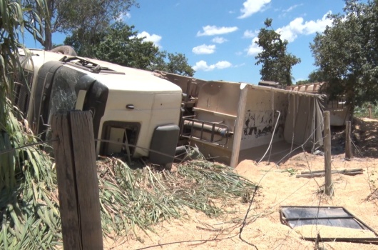 Carreta bi-trem bate em dois carros e tomba na MG-431 entre Pará de Minas e São José da Varginha