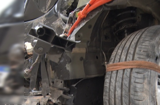 Carro choca contra muro da AABB na manhã desta quarta-feira