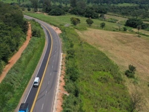 Concessionária entrega obras de terceiras faixas em rodovia de Itaúna