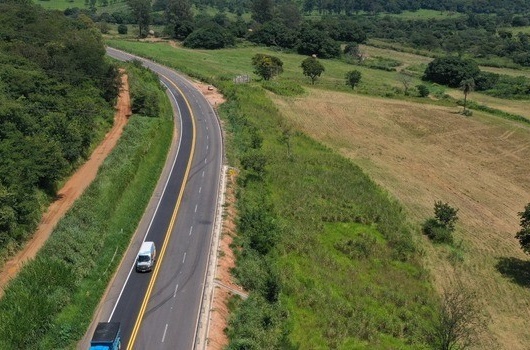 Concessionária entrega obras de terceiras faixas em rodovia de Itaúna